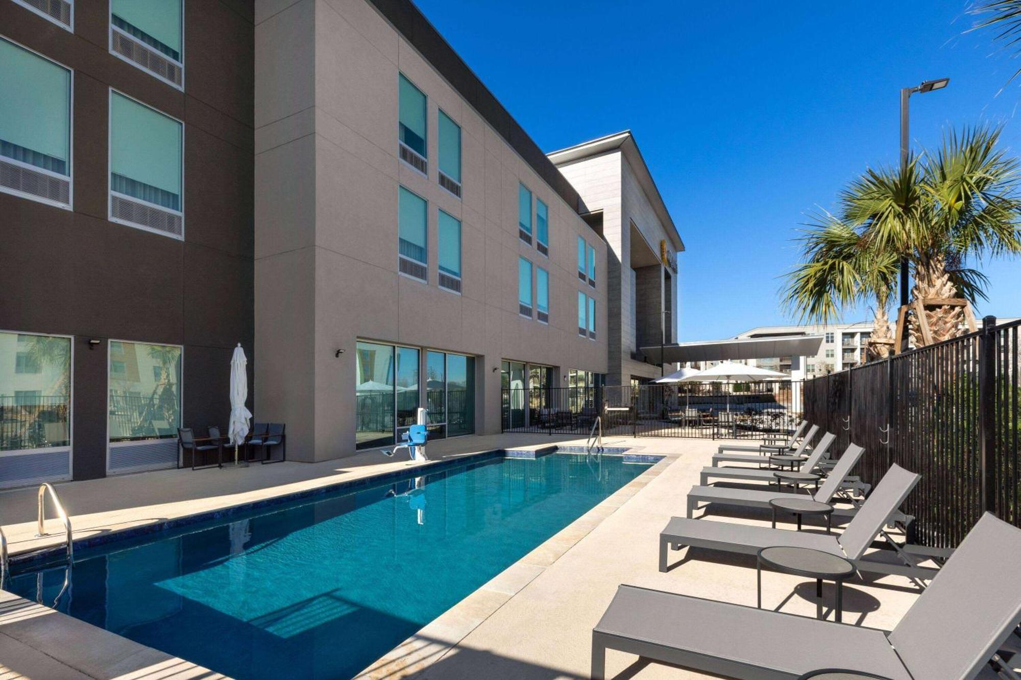 La Quinta Inn & Suites By Wyndham San Antonio At The Rim Eksteriør billede